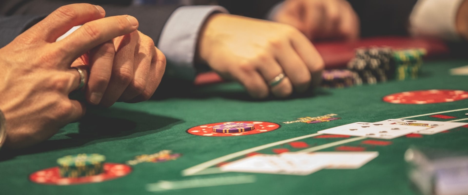 How do online casinos cheat?